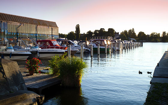 Dämmerung in der Marina Wendenschloß.
