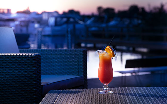 Genießen Sie den Abend mit Ihrem Lieblingsgetränk im Hafenrestaurant Skipper`s.