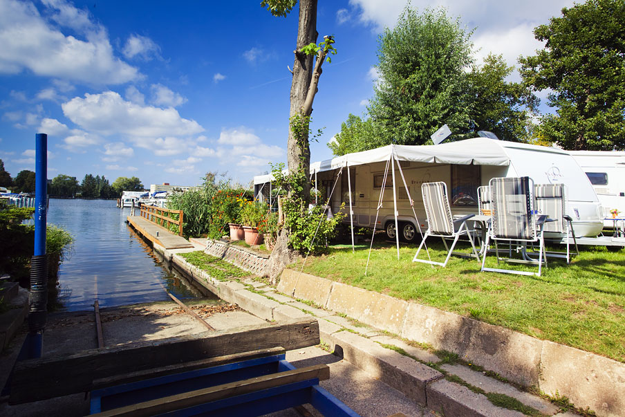 Stellplätze direkt am Ufer der Dahme, in der Marina Wendenschloß.