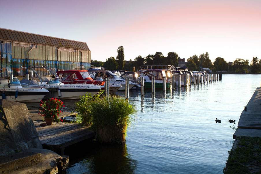Dämmerung in der Marina Wendenschloß.